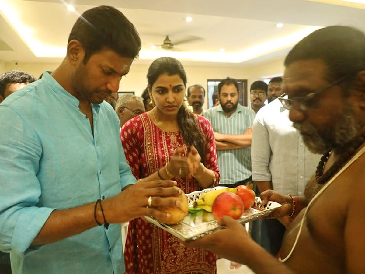 Actor Vishal Ayudha Pooja with his Finacee Photos2