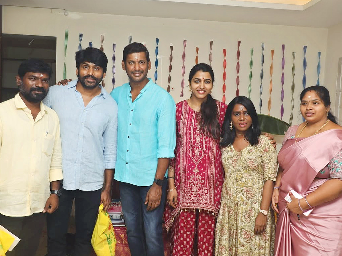 Actor Vishal Ayudha Pooja with his Finacee Photos4