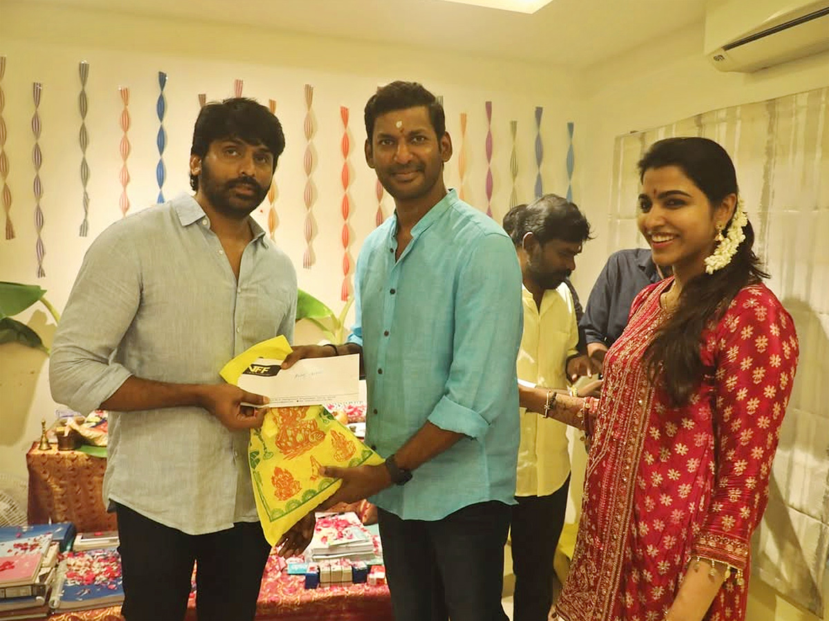 Actor Vishal Ayudha Pooja with his Finacee Photos5
