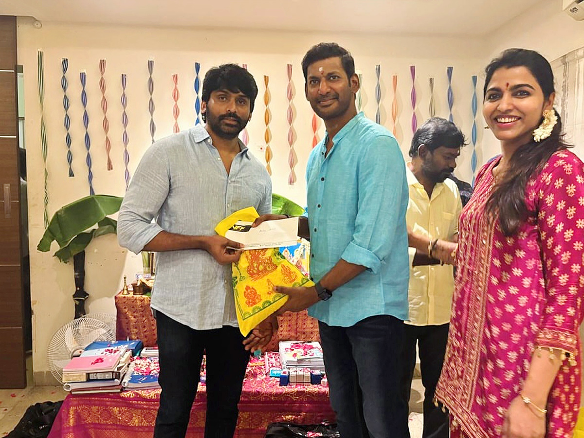 Actor Vishal Ayudha Pooja with his Finacee Photos6