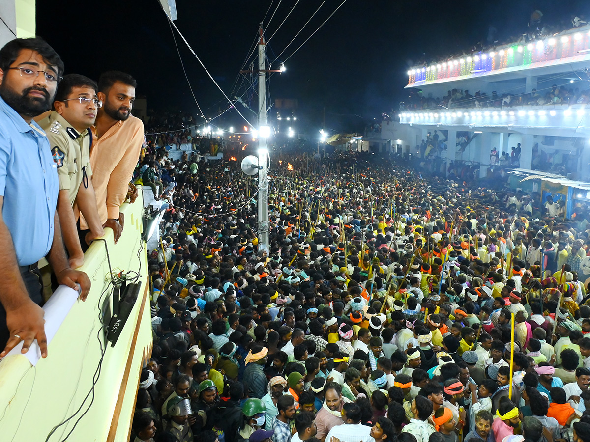 కర్నూలు : దేవరగట్టు బన్నీ ఉత్సవం..కర్రలతో కొట్టుకున్న భక్తులు (ఫొటోలు ...