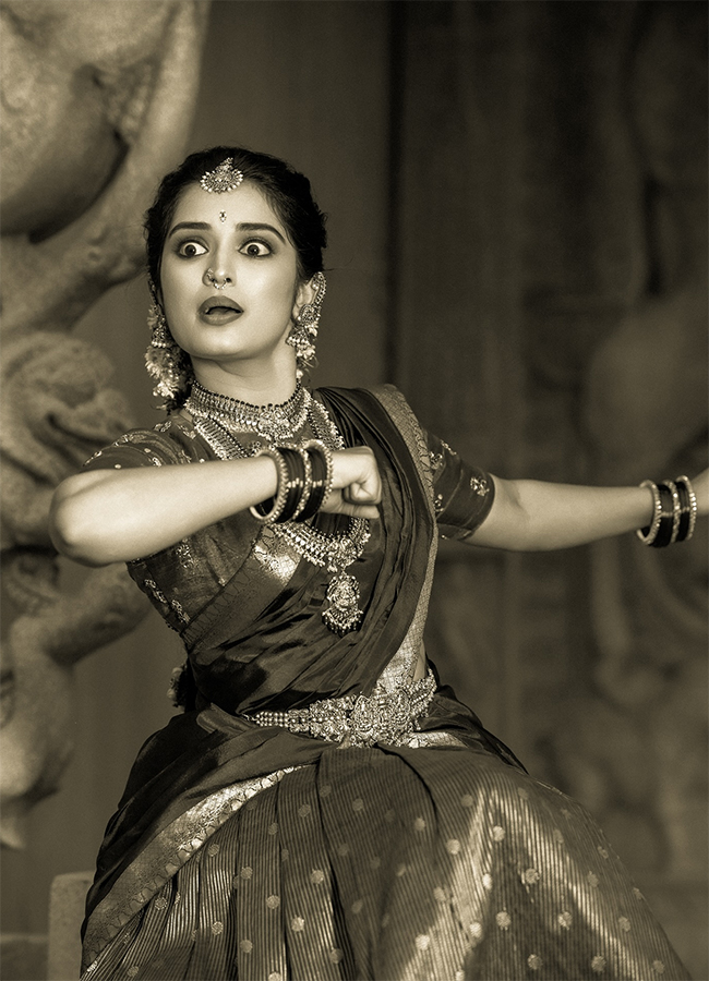 Mahanati Photoshoot Actress Priyanka Jain 12