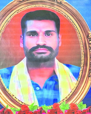 బారీకేడ్ను ఢీకొని యువకుడి దుర్మరణం
1