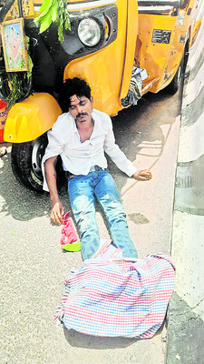 ఆటో పల్టీ ఎనిమిది మందికి గాయాలు 1