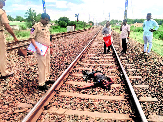 5జీ మొబైల్స్ ఇచ్చే వరకు విధుల బహిష్కరణ 2