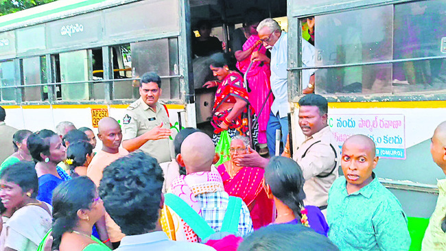అరకొర బస్సులు.. ప్రయాణికుల పాట్లు 1