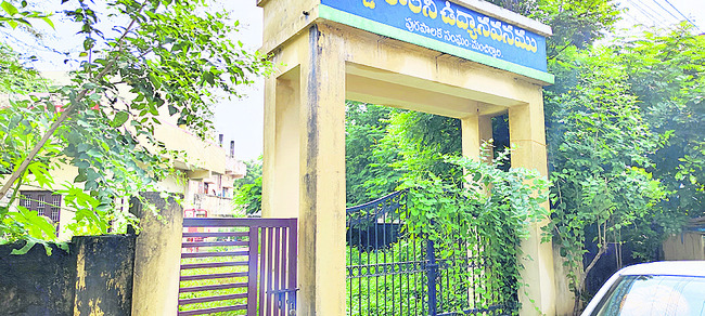 ● లక్షల్లో నిధుల ఖర్చు... ● కొన్నింటిలో లోపలికి సైతం వె1