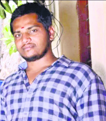 బారీకేడ్ను ఢీకొని యువకుడి దుర్మరణం
3