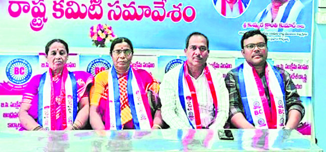 కారు ఢీకొని ఇద్దరికి గాయాలు 1