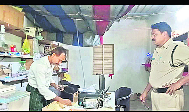 దుకాణాల్లో చోరీ
1