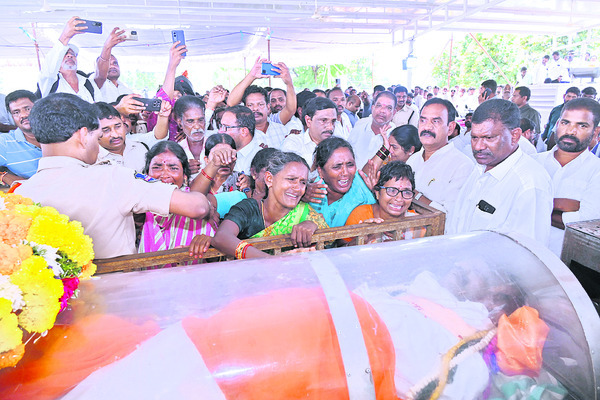 జనహృదయనేతకు కన్నీటి వీడ్కోలు4