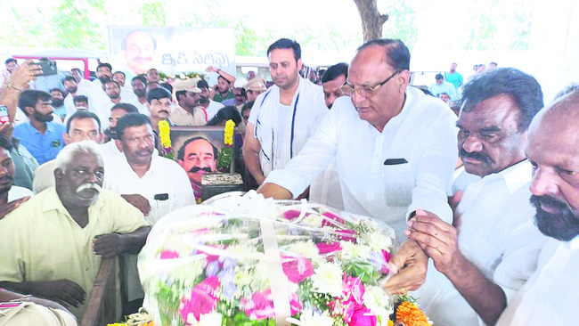 జనహృదయనేతకు కన్నీటి వీడ్కోలు1