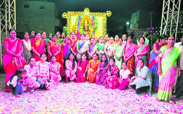 భక్తిశ్రద్ధలతో దుర్గామాత శోభాయాత్ర
1