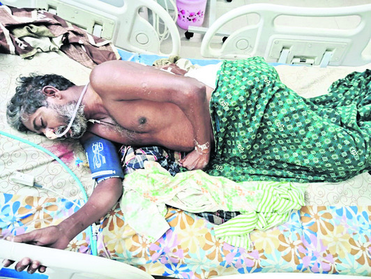 మున్సిపల్‌ కార్మికుడి ఆత్మహత్యాయత్నం 
1