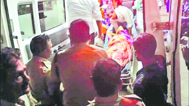 మూడో అంతస్తు నుంచి కిందపడ్డ తల్లీబిడ్డలు 1
