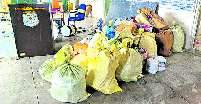 ప్రభుత్వ నిర్ణయంపై తల్లిదండ్రుల ఆగ్రహం 2