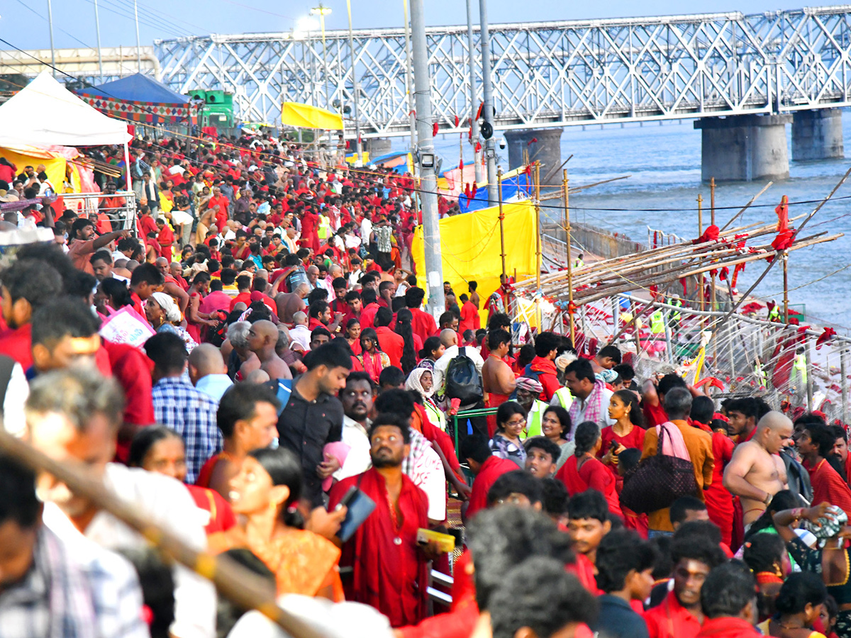 Bhavani Mala Devotees Heavy Crowd In Vijayawada Photos 1