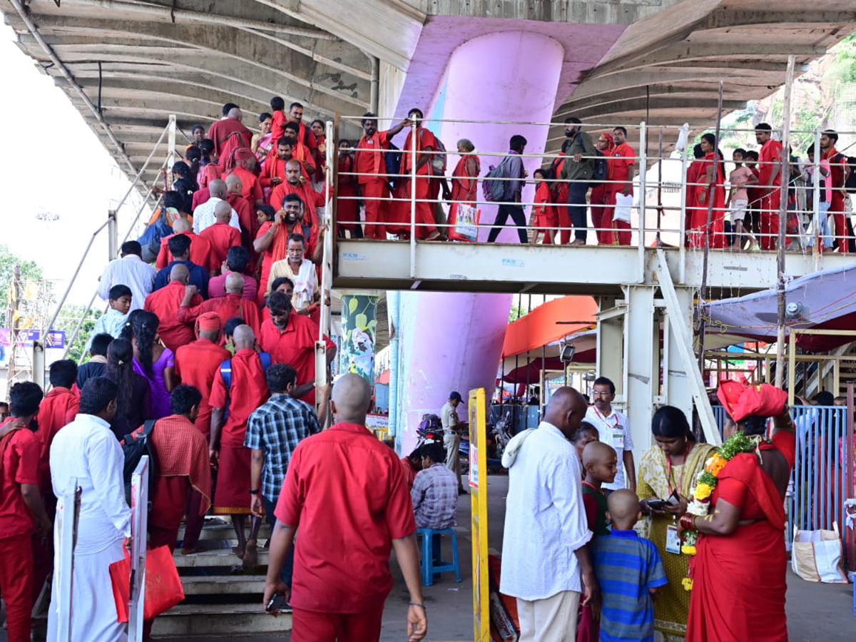 Bhavani Mala Devotees Heavy Crowd In Vijayawada Photos 11
