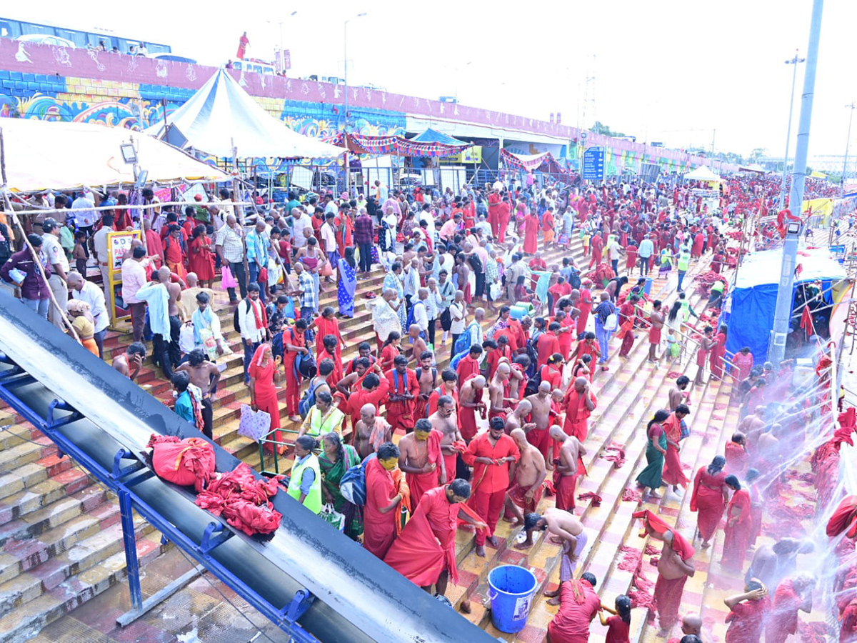 Bhavani Mala Devotees Heavy Crowd In Vijayawada Photos 12