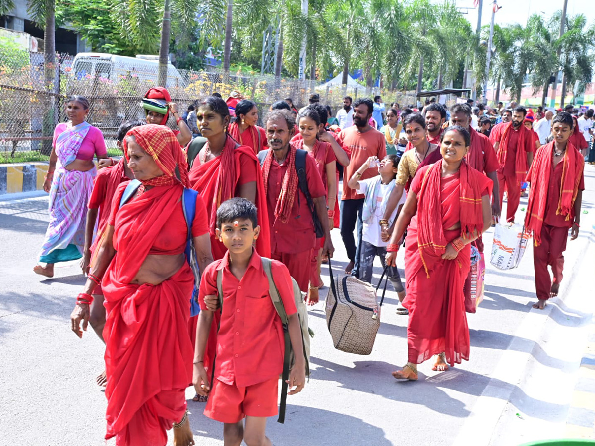 Bhavani Mala Devotees Heavy Crowd In Vijayawada Photos 13