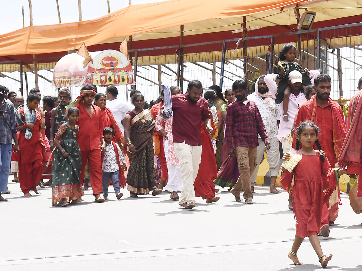 Bhavani Mala Devotees Heavy Crowd In Vijayawada Photos 14