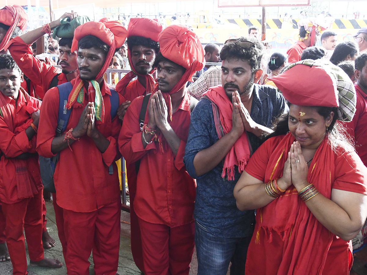 Bhavani Mala Devotees Heavy Crowd In Vijayawada Photos 15