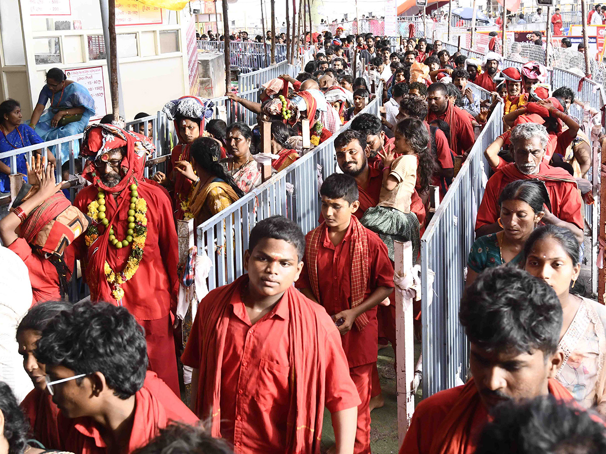 Bhavani Mala Devotees Heavy Crowd In Vijayawada Photos 16
