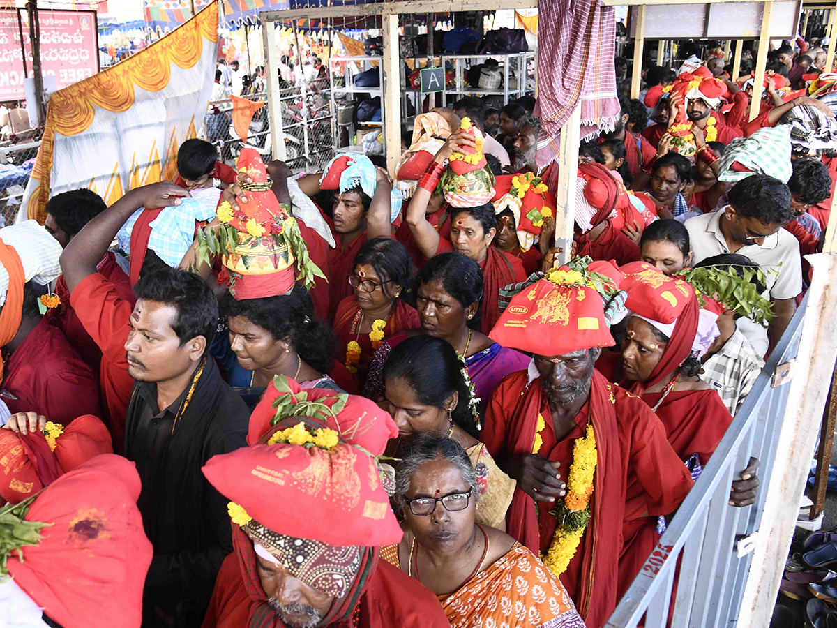 Bhavani Mala Devotees Heavy Crowd In Vijayawada Photos 17