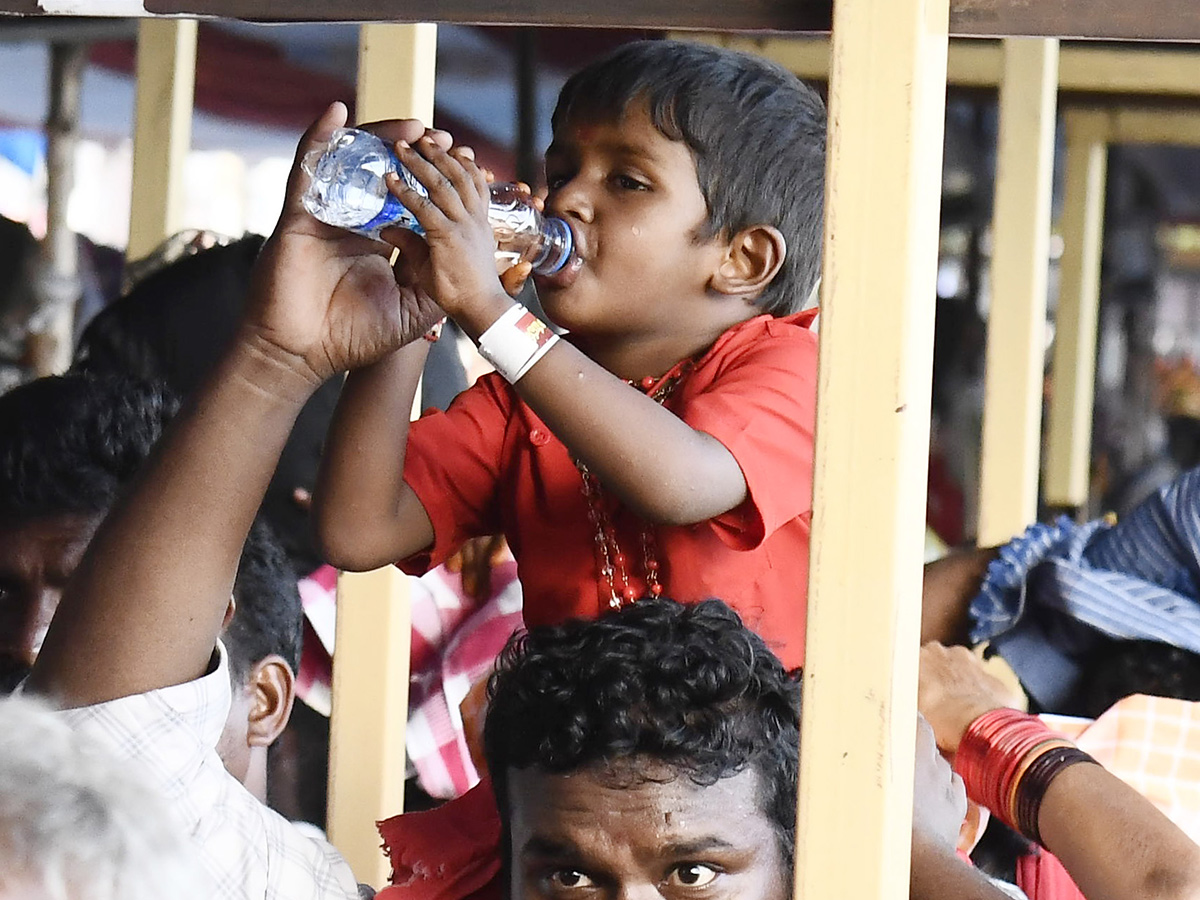 Bhavani Mala Devotees Heavy Crowd In Vijayawada Photos 18