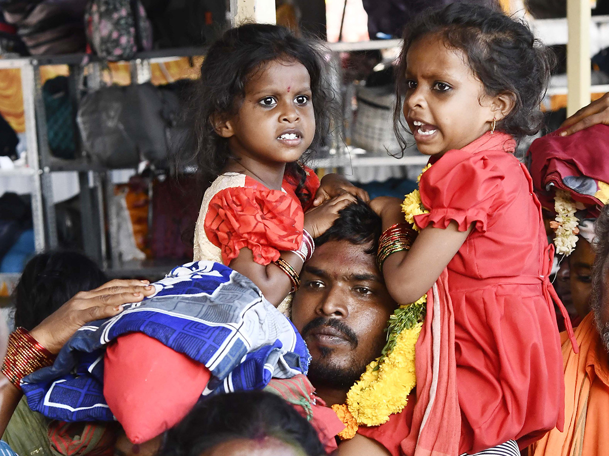 Bhavani Mala Devotees Heavy Crowd In Vijayawada Photos 19