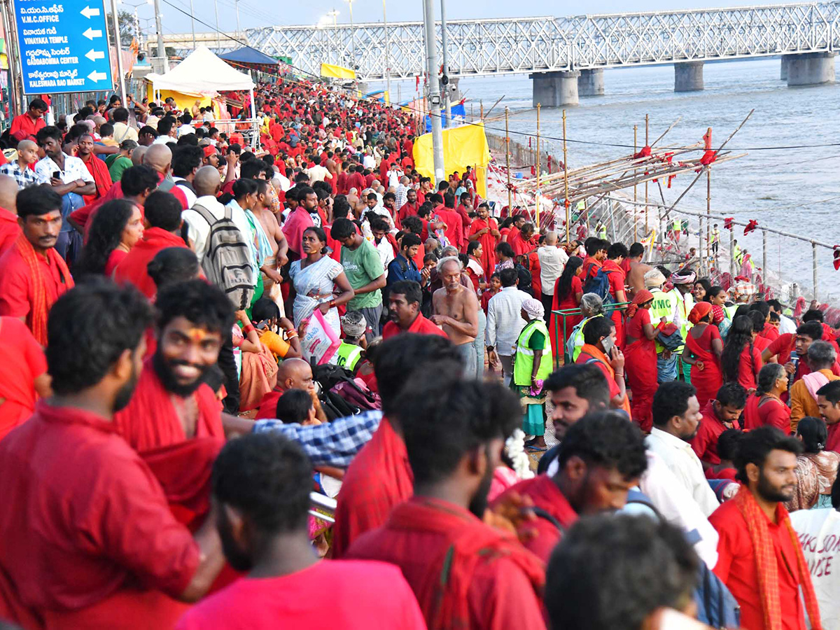 Bhavani Mala Devotees Heavy Crowd In Vijayawada Photos 2