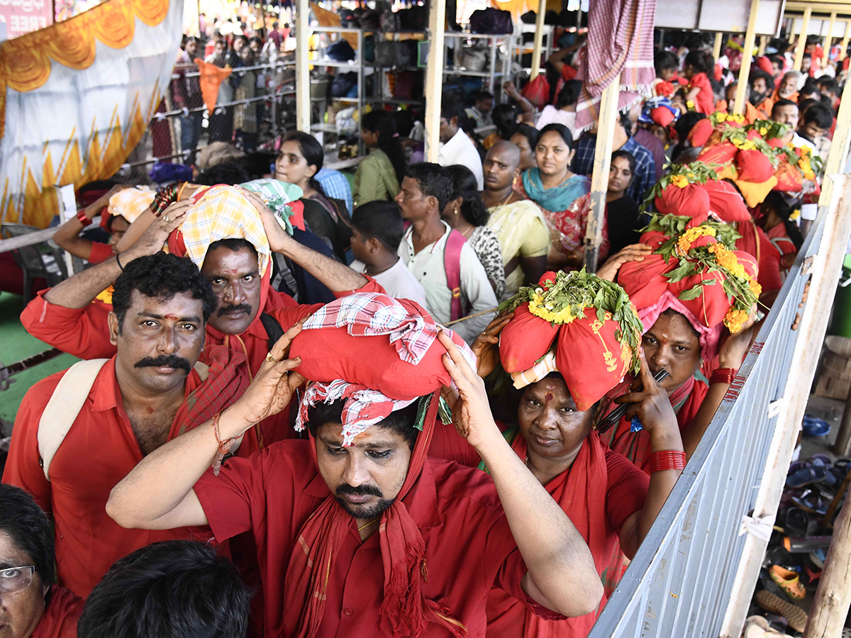 Bhavani Mala Devotees Heavy Crowd In Vijayawada Photos 20