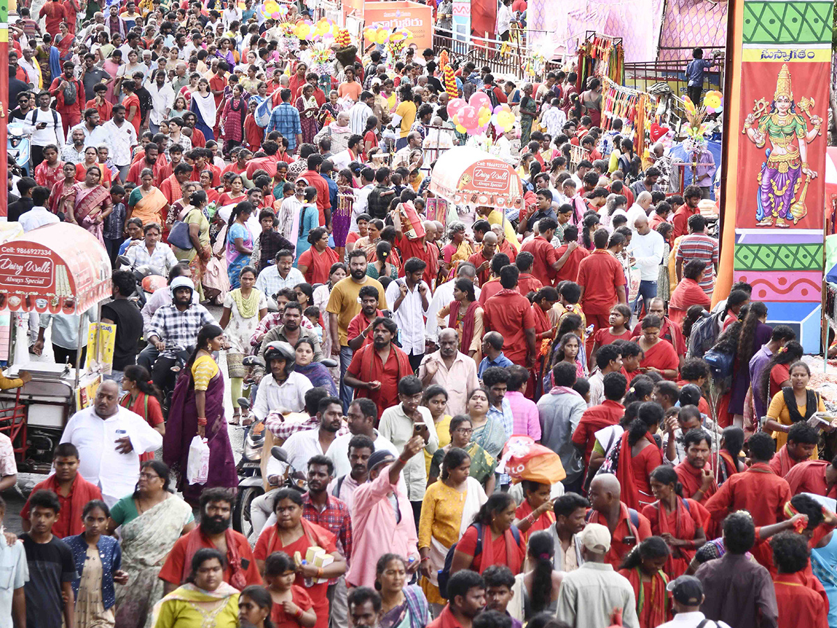 Bhavani Mala Devotees Heavy Crowd In Vijayawada Photos 21