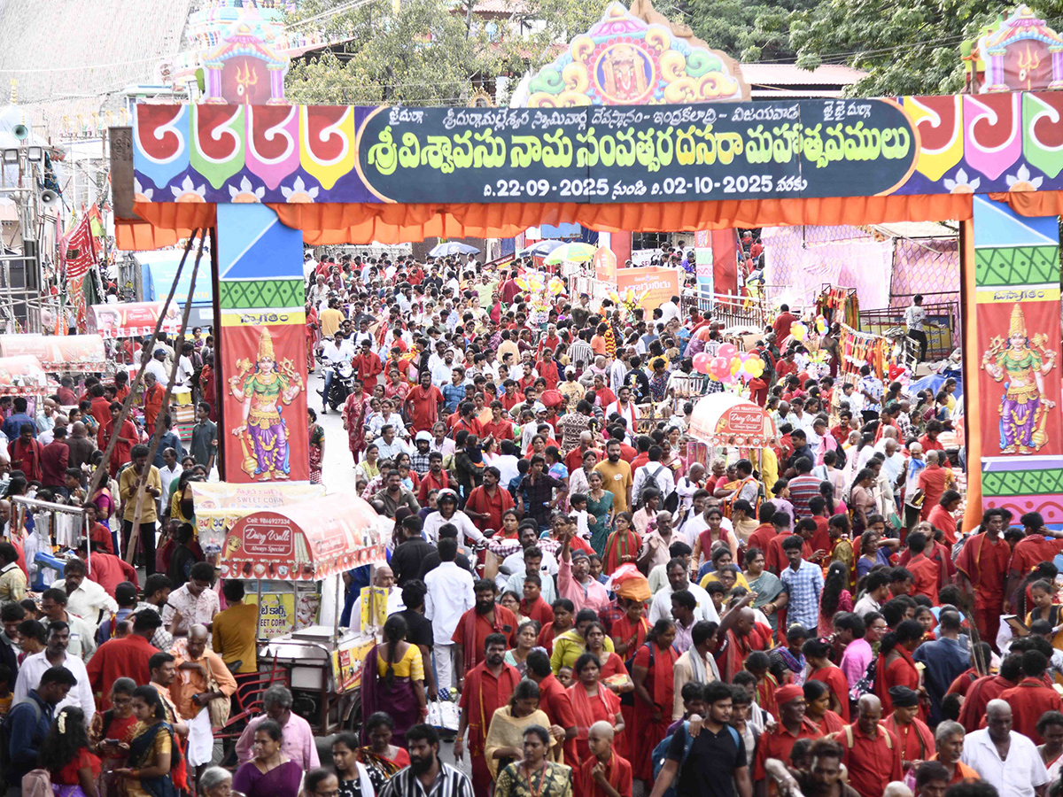 Bhavani Mala Devotees Heavy Crowd In Vijayawada Photos 22