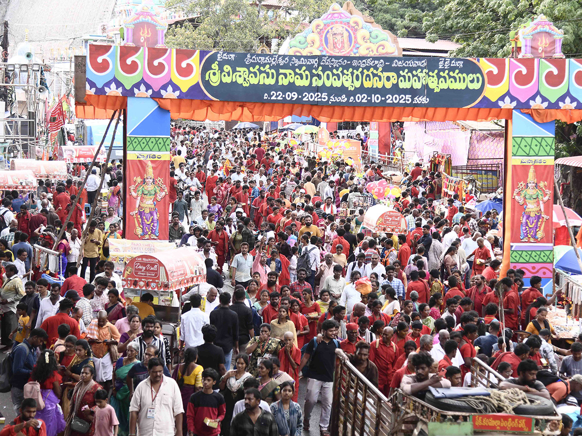 Bhavani Mala Devotees Heavy Crowd In Vijayawada Photos 23