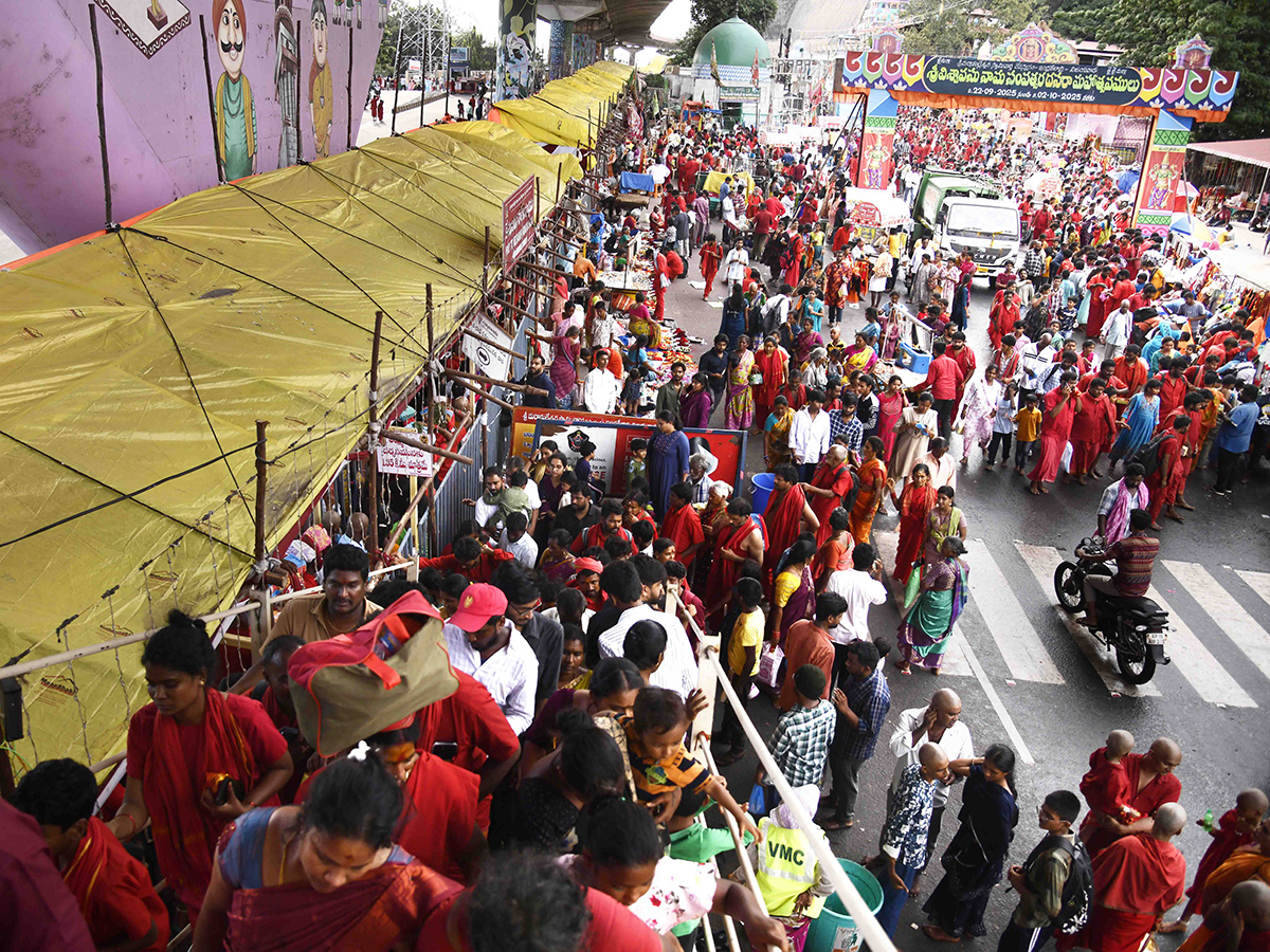 Bhavani Mala Devotees Heavy Crowd In Vijayawada Photos 24