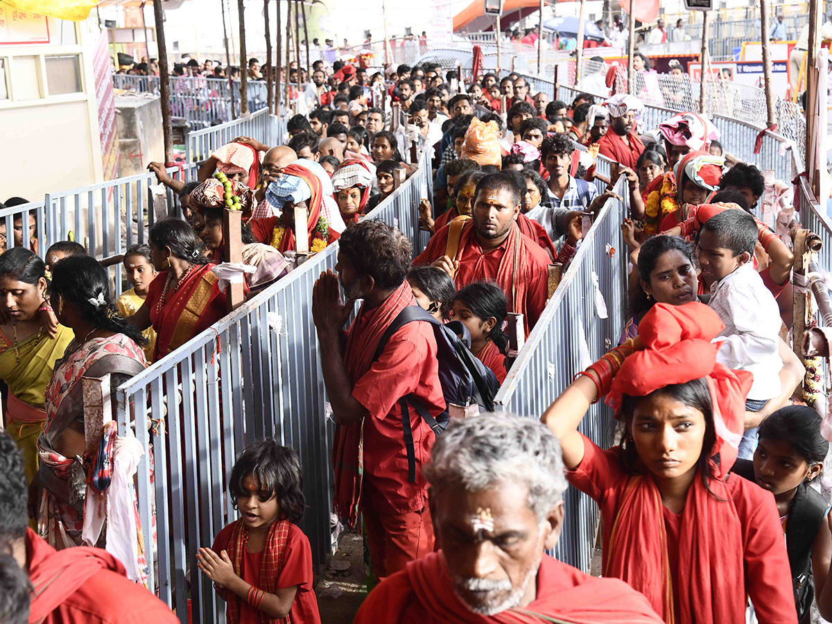 Bhavani Mala Devotees Heavy Crowd In Vijayawada Photos 25