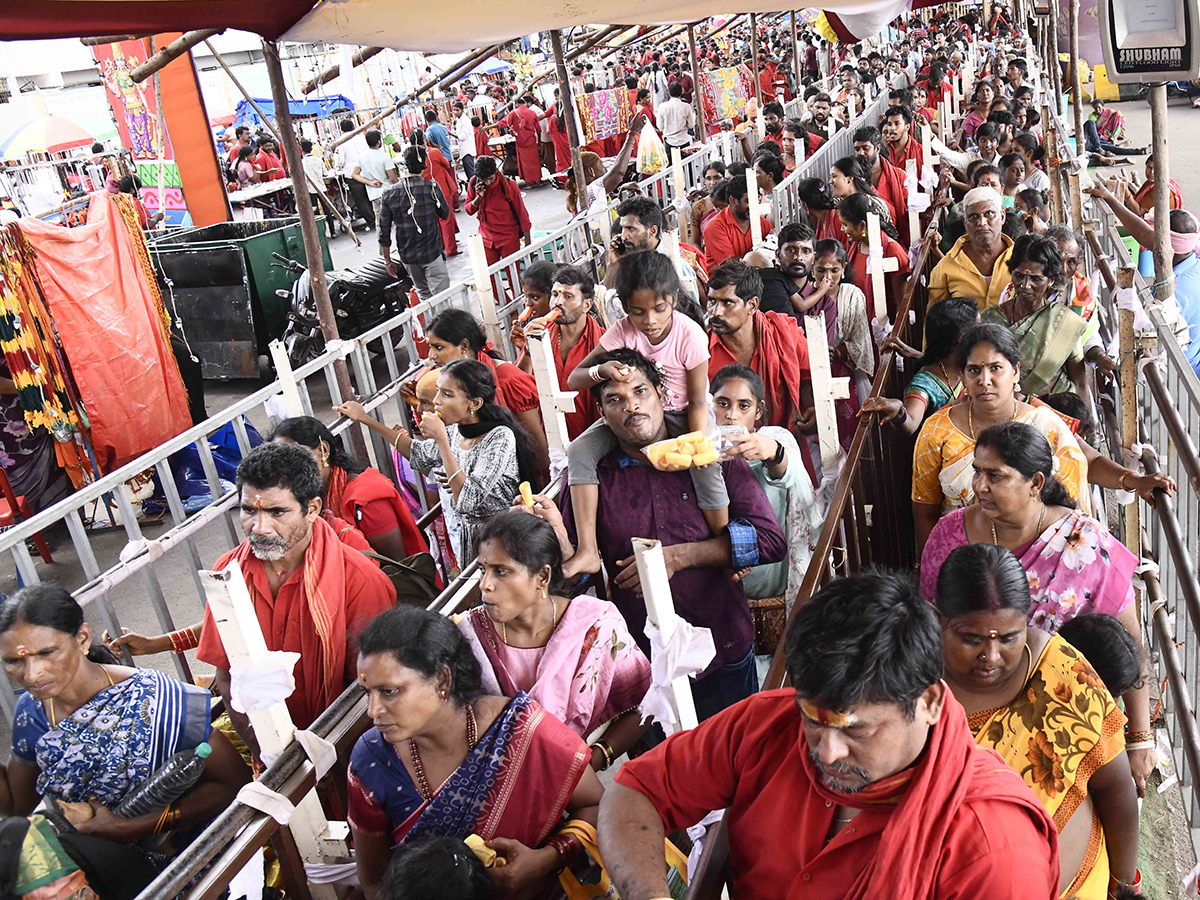 Bhavani Mala Devotees Heavy Crowd In Vijayawada Photos 26