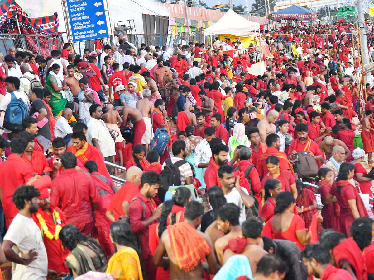 Bhavani Mala Devotees Heavy Crowd In Vijayawada Photos 27