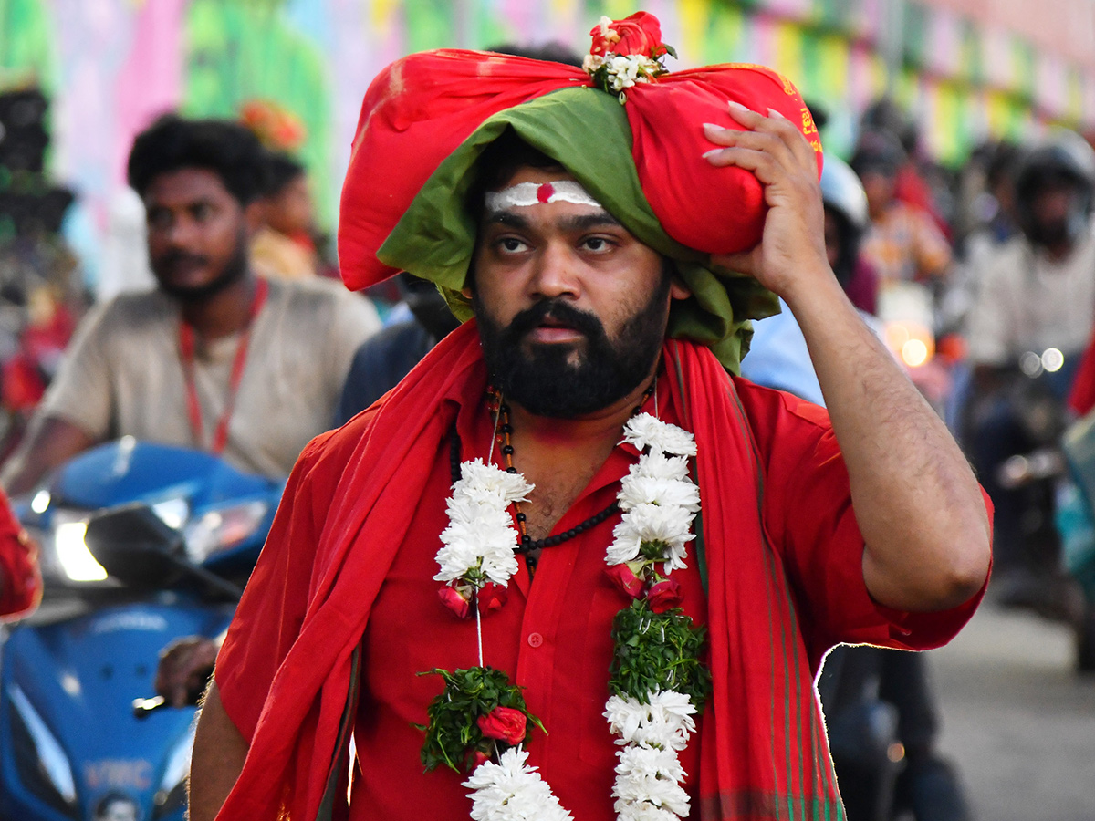 Bhavani Mala Devotees Heavy Crowd In Vijayawada Photos 3