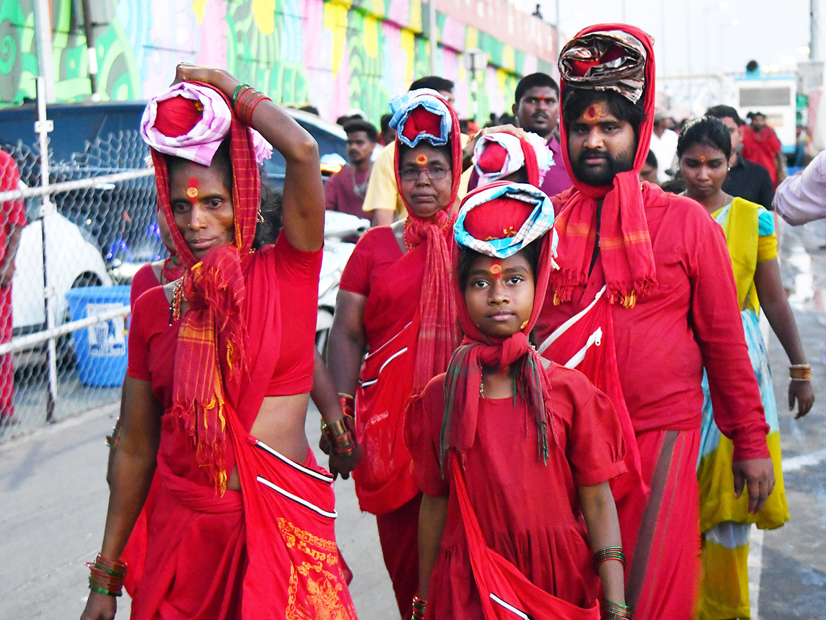 Bhavani Mala Devotees Heavy Crowd In Vijayawada Photos 4