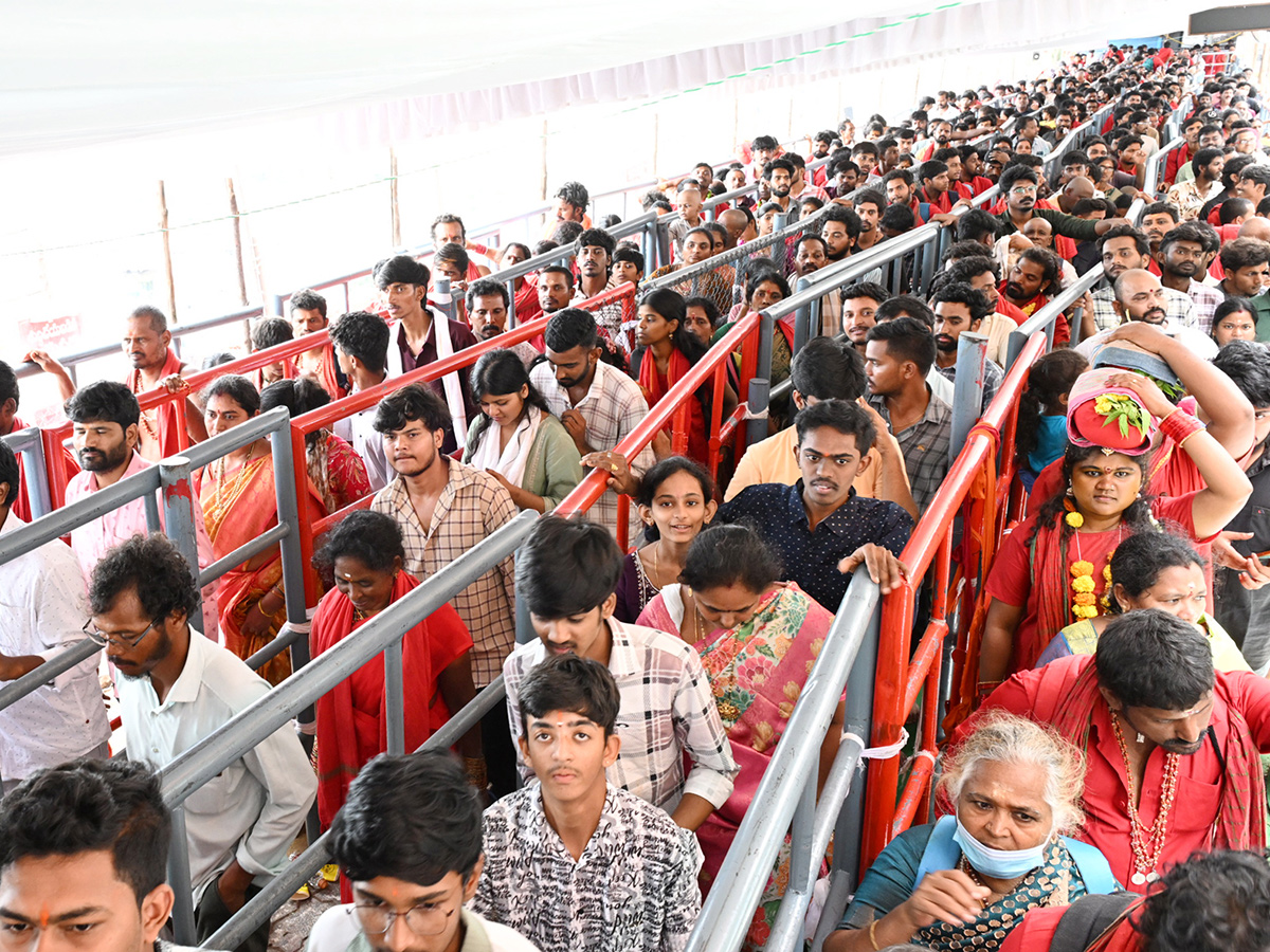 Bhavani Mala Devotees Heavy Crowd In Vijayawada Photos 5