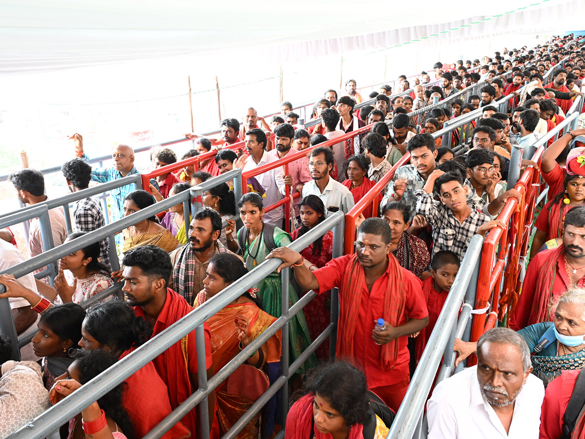 Bhavani Mala Devotees Heavy Crowd In Vijayawada Photos 6