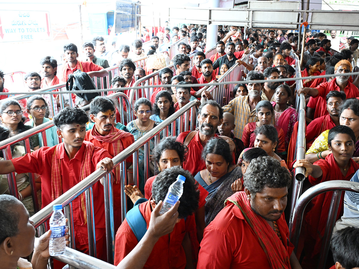 Bhavani Mala Devotees Heavy Crowd In Vijayawada Photos 7