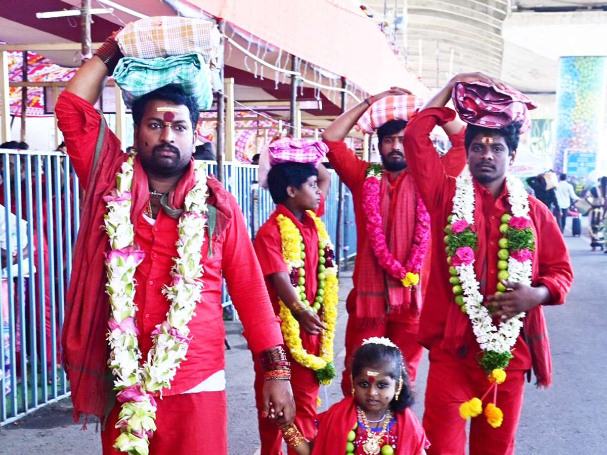 Bhavani Mala Devotees Heavy Crowd In Vijayawada Photos 8