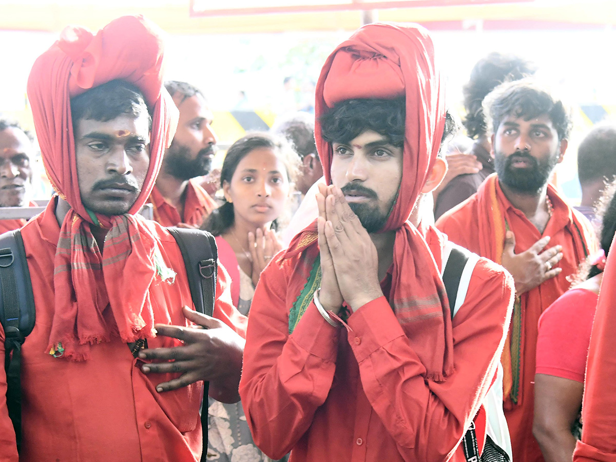 Bhavani Mala Devotees Heavy Crowd In Vijayawada Photos 9