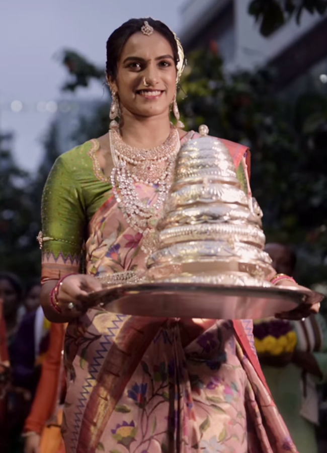 PV Sindhu Played Vendi Bathukamma With Husband (Photos)7