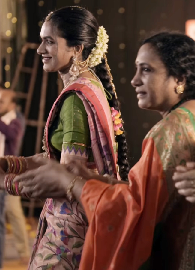 PV Sindhu Played Vendi Bathukamma With Husband (Photos)9