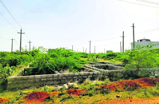 ముందుకు సాగని సమీకృత భవన నిర్మాణ పనులు 1