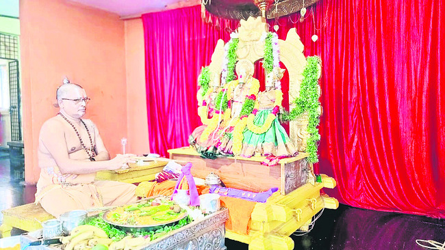 రామయ్యకు సువర్ణ పుష్పార్చన1